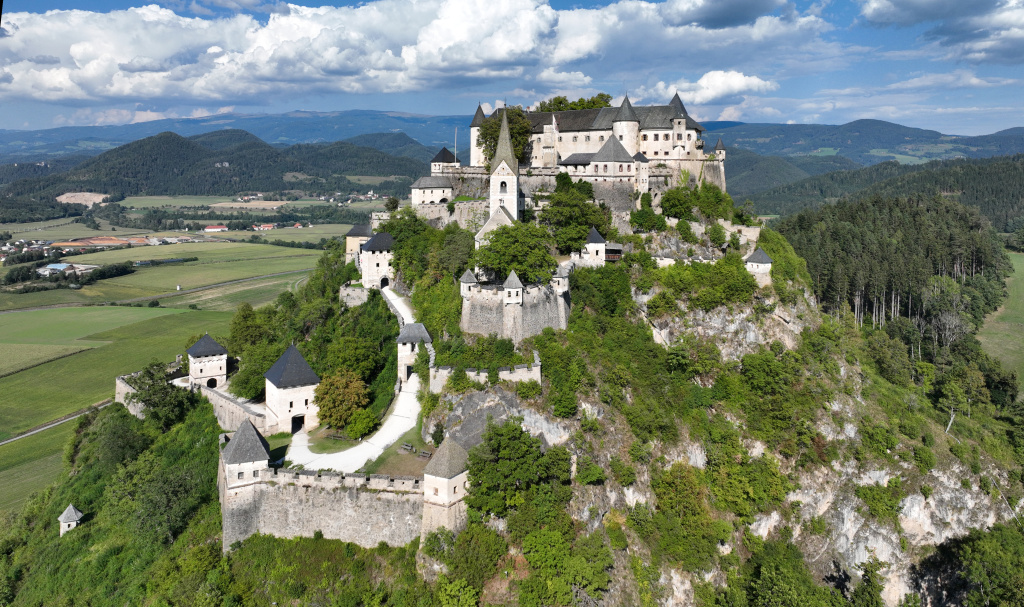 Западный вид замка Хохостервиц в Каринтии